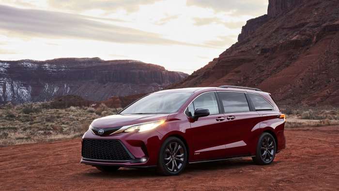 2021 Toyota Sienna XSE Ruby Flare Pearl profile and front end