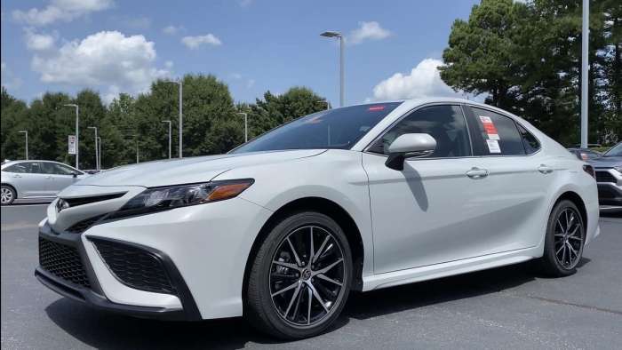 2022 Toyota Camry SE Ice Edge color profile front end