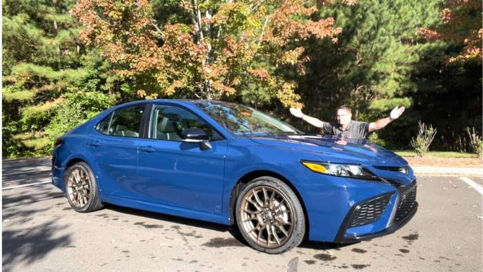 2023 Toyota Camry SE Nightshade Reservoir Blue front end profile view