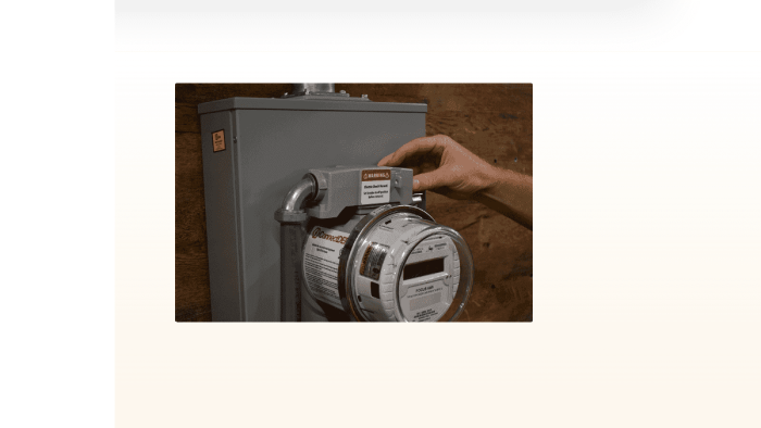 Image of meter socket outlet courtesy of ConnectDER