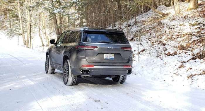 Image of Jeep Grand Cherokee L in snow by John Goreham