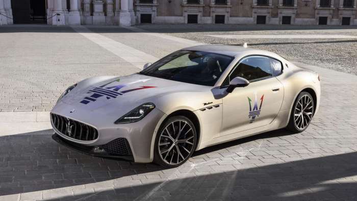 Image of the new Maserati GranTurismo parked in a courtyard.