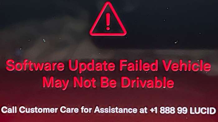 Image showing the "software update failed" warning one Lucid Air owner received after initiating an over-the-air update.