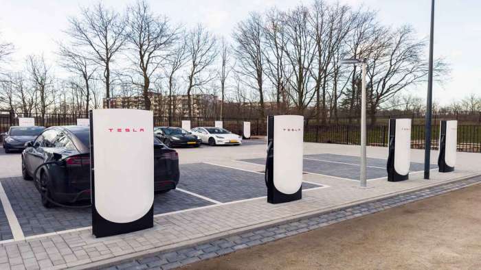Tesla Shows Off V4 Superchargers: 1,000 Volts, 1,000 MW Charging, and a Longer Cable