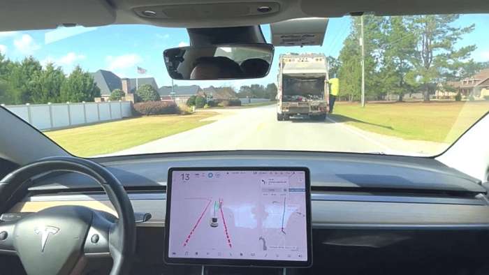 Tesla FSD Overtakes Garbage Truck