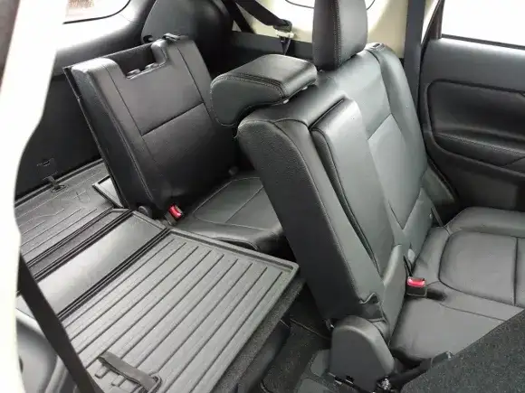 Mitsubishi_Outlander_3rd_Row_interior