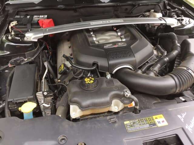V8 engine of 2012 Ford Mustang GT