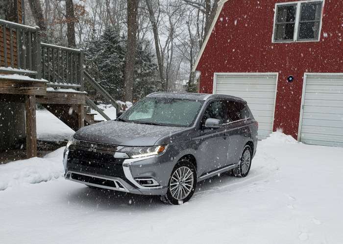 Mitsubishi Outlander PHEV in snow