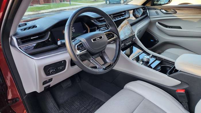 2022 Jeep Grand Cherokee Overland 4xe PHEV front interior
