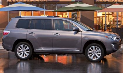 The 2013 Toyota Highlander Hybrid Limited side profile