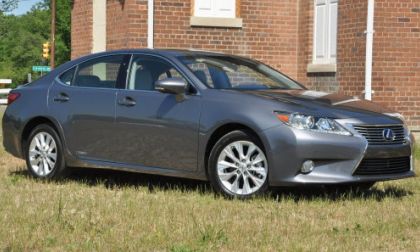 The side profile of the 2013 Lexus ES300h