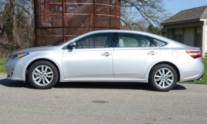 The side profile of the 2013 Toyota Avalon XLE Premium