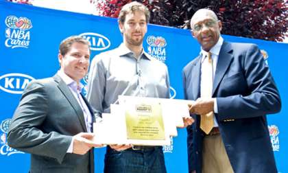 LA Laker Pau Gasol wins season-long Kia Community Service Award