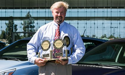 Hyundai CEO Dave Zuchowski with JD Power awards