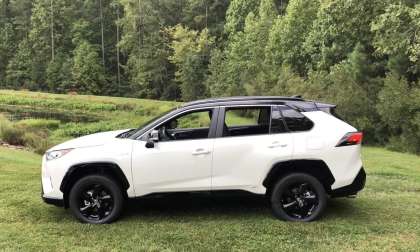 2019 Toyota RAV4 XSE Hybrid Blizzard Pearl profile view