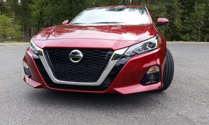 2020 Nissan Altima Red Front Grille View