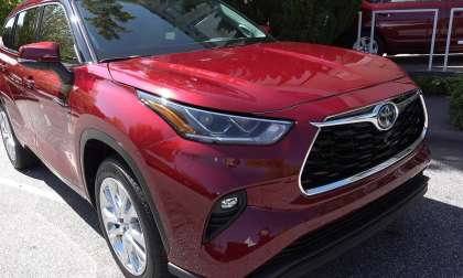 2020 Toyota Highlander Hybrid Limited Ruby Flare Pearl front end view
