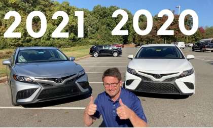 2021 Toyota Camry SE Celestial Silver front end 2020 Toyota Camry SE Super White front end
