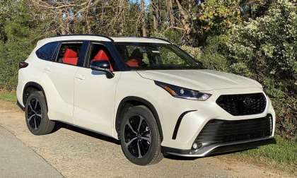 2021 Toyota Highlander XSE Blizzard Pearl front end profile view