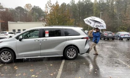 2021 Toyota Sienna XLE Celestial Silver profile view hands-free doors