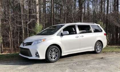 2021 Toyota Sienna XLE Wind Chill Pearl profile view front end