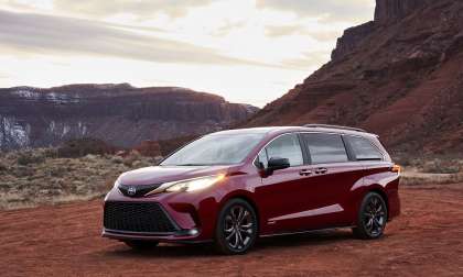 2021 Toyota Sienna XSE Ruby Flare Pearl profile and front end