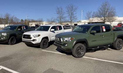 2021 Toyota Tacoma SR5 Super White front end 2021 Toyota Tacoma Trail Edition Army Green front end