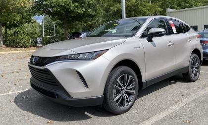 2021 Toyota Venza LE Titanium Glow profile and front end view
