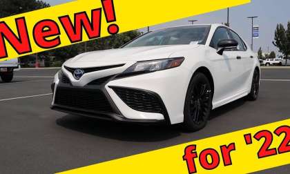 2022 Toyota Camry Hybrid Nightshade Super White profile view front end