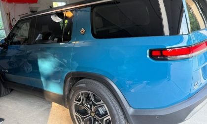 2025 Tesla Cybertruck vs Rivian R1S 