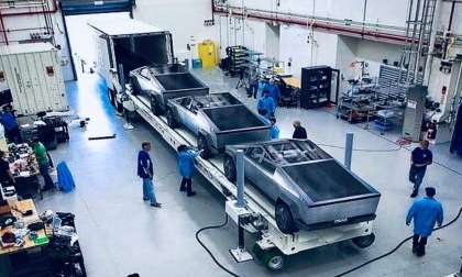 3 Tesla Cybertrucks Being Unloaded: They Will Be on Public Roads This Year