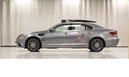 Toyota shows off autonomous driving hardware.