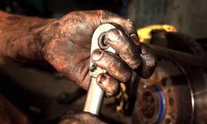 Oil and Grease Cleaners to Use and Not Use on Your Hands