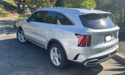 Silver Kia Sorento PHEV in sunshine
