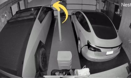 Tela Cybertruck's frunk opens by itself in a garage