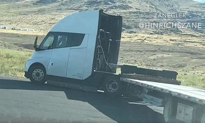 Tesla Semi Makes Impressive Left Turn and Appears as Tough Object in a Mirror
