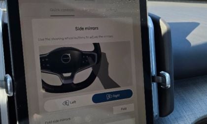 Image shows an EX30 from Volvo's mirror adjustment menu