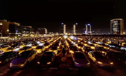 HUGE Tesla Light Show In Israel With Over 700 Teslas - In Impressive Display