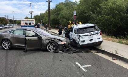 Police: Tesla Model S hits parked police cruiser while Autopliot engaged. 