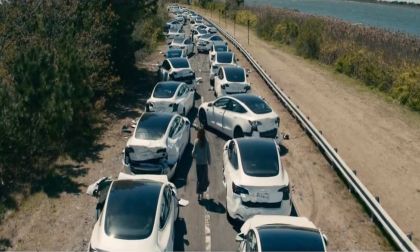 Leave the World Behind, Netflix Movie, Shows an Endless Line of New Tesla's Crashing Without a Driver