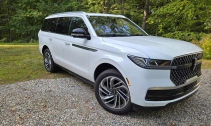 2025 Lincoln Navigator strikes a bold pose against a wooded backdrop