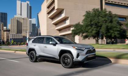 Short People Are Having A Hard Time With Manual Trunk On 2023 Toyota RAV4 Hybrid
