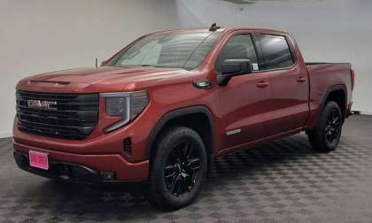 Steven’s 2023 GMC Sierra 1500 displayed on a dealership lot shortly before experiencing a transmission-related failure on the highway.