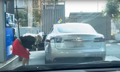 Woman tries to put gas in Tesla - Video.