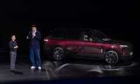 William Li and former NBA star Yao Ming on stage during the launch event for the ES9.