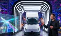 Elon Musk pointing to the Tesla Semi's future autonomy. Rendering