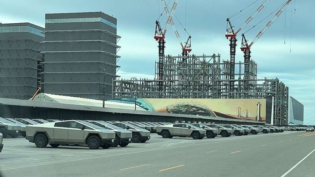 SpaceX visitor pictured hundreds if not more Tesla Cybertrucks evenly parked at SpaceX parking lot.