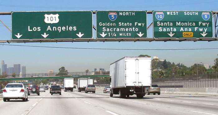 Trucks on freeway in Los Angeles with smog (Wikimedia Commons) 
